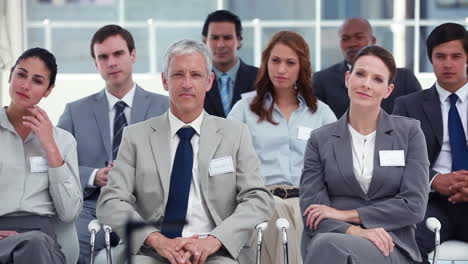 personas en una conferencia de negocios