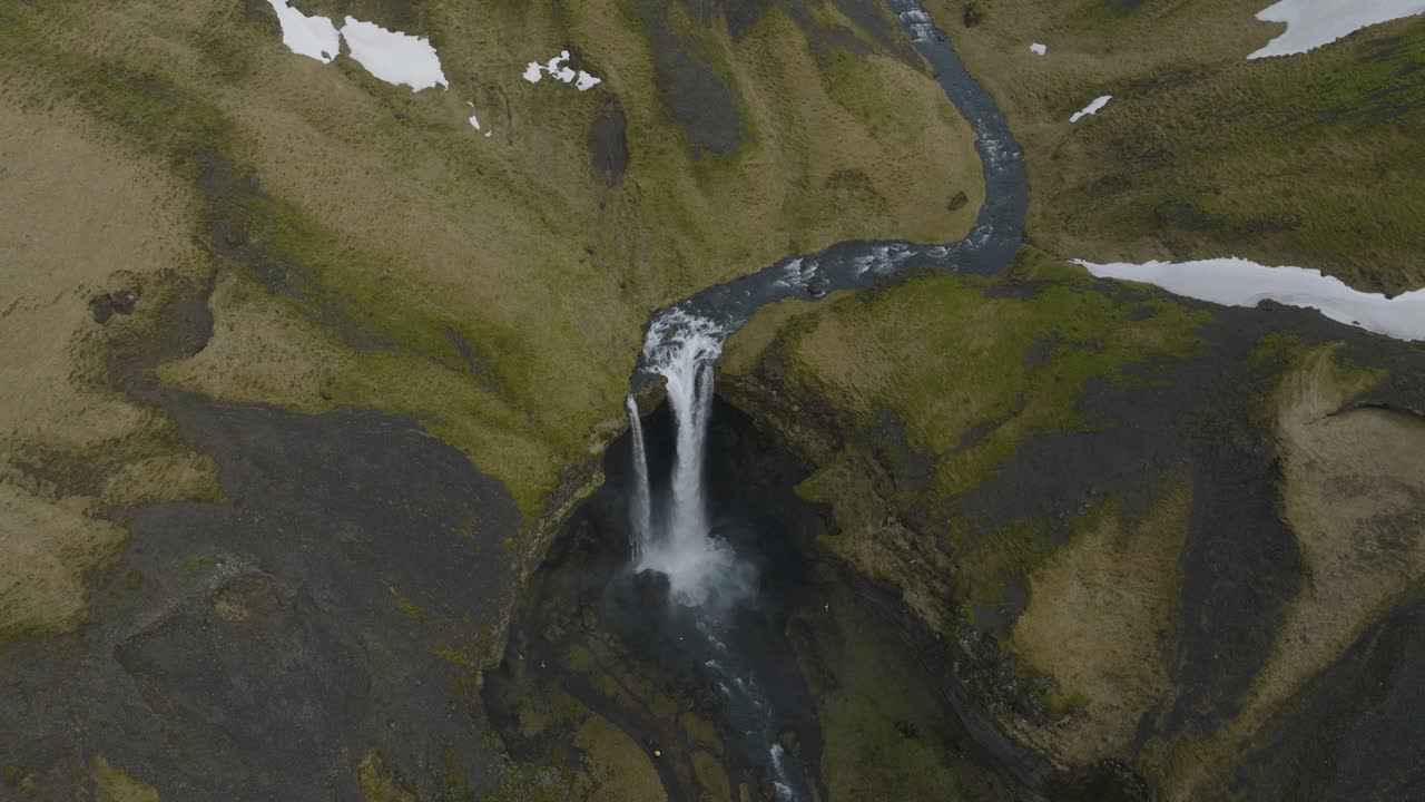 vista aérea de pájaro de la pintoresca cascada kvernufoss en islandia