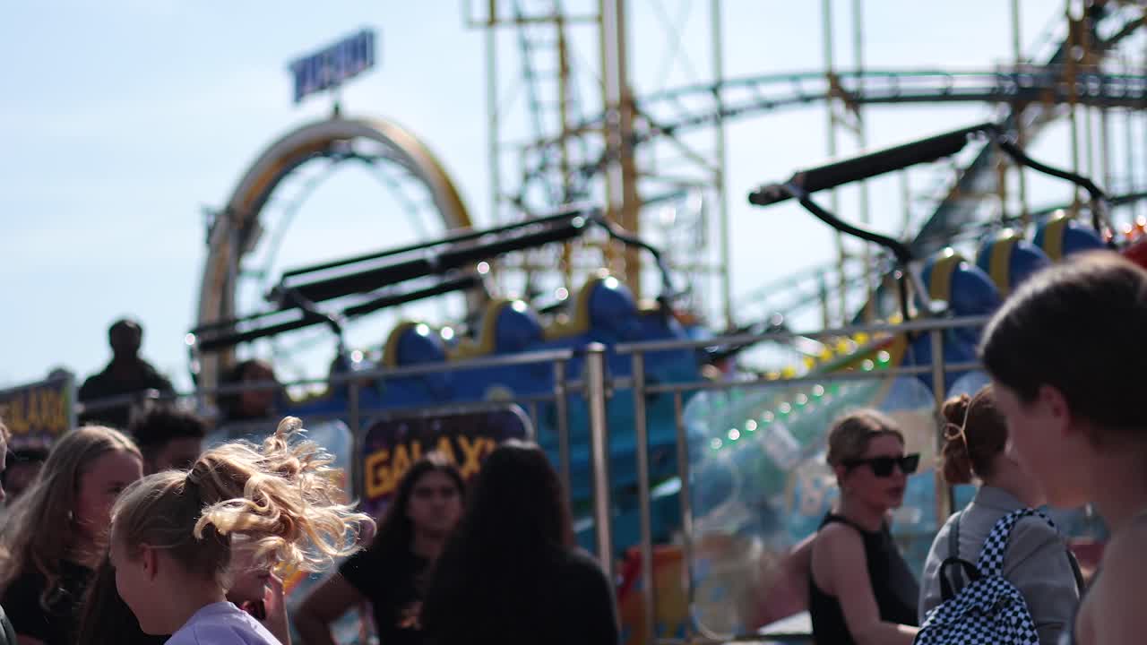 활기찬 박람회 에서 놀이 를 즐기는 사람 들