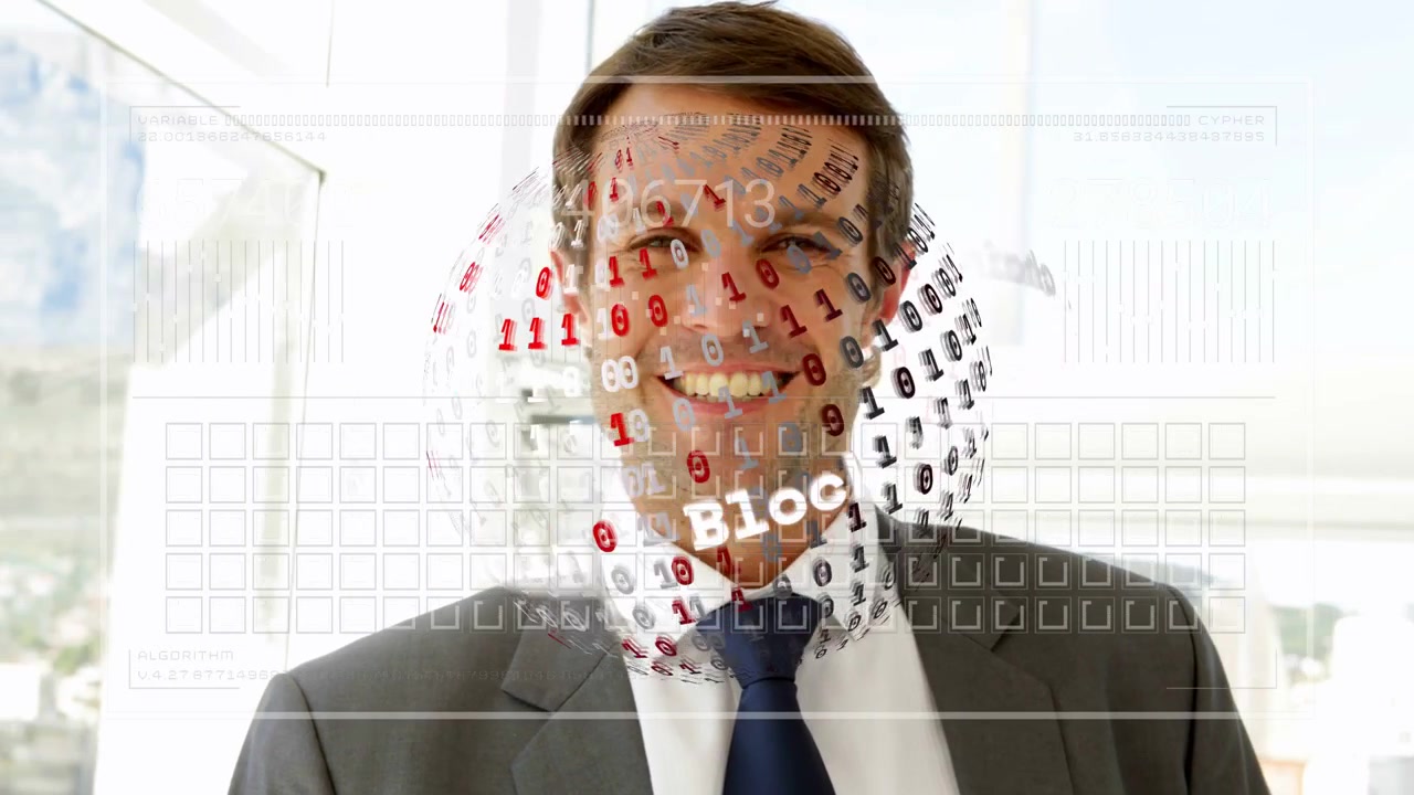 Vertikal video: Leder i dress smiler på kontoret, datasfære vises over ansiktet som viser blokkjede.