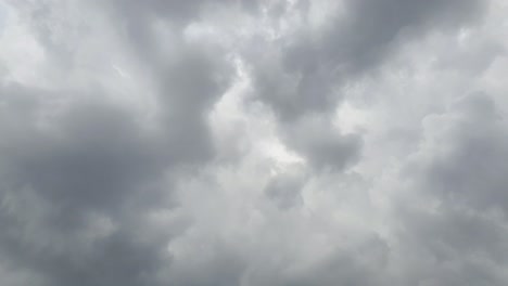 Nubes-De-Tormenta-De-Granizo-Oscuras-Y-Aterradoras-En-El-Cielo-Con-Densas-Nubes-De-Lluvia-Gruesas-Moviéndose-A-Través-De-Los-Cielos