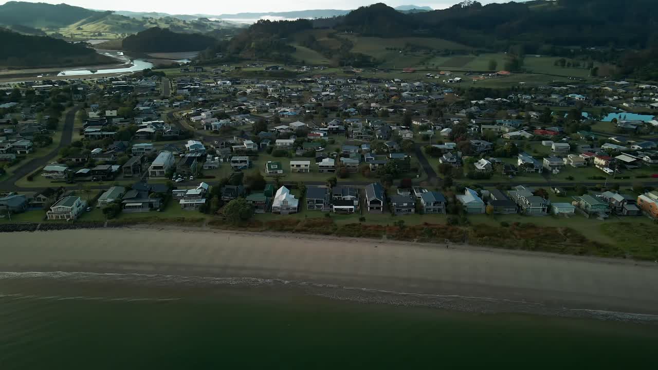 일출 시 쿡스 베이(cooks bay)의 경치 좋은 전망