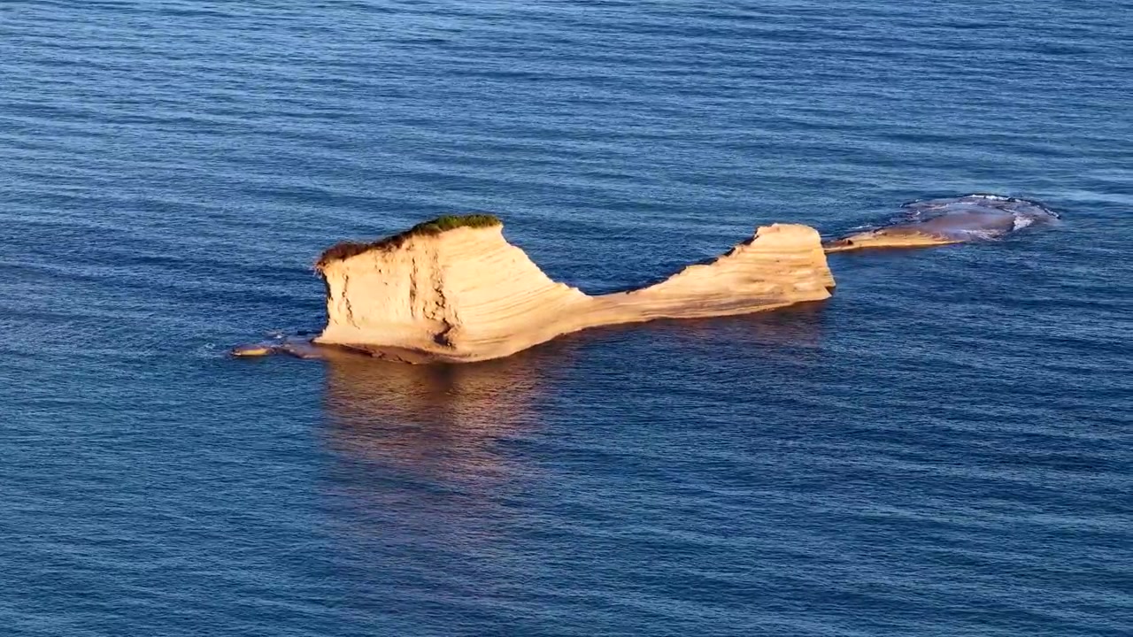 Naturskønt totalbillede af unik hvid lerklip klippeformation omgivet af dybblåt Ioniske havvand nær Sidari og Kap Drastis, Korfu, Grækenland.