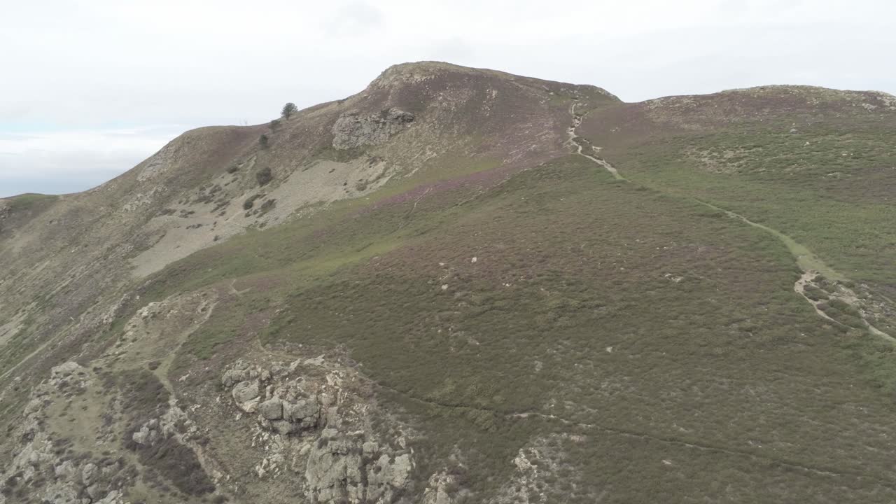 Capelulo Penmaenmawr, veduta aerea di una valle costiera montuosa gallese, Galles del nord, ascesa sopra la vetta