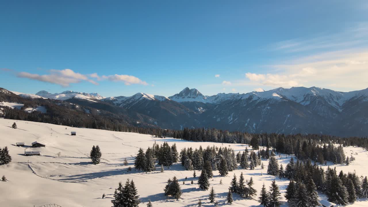 hermosos alpes italianos durante el invierno con árboles llenos de nieve y una increíble puesta de sol