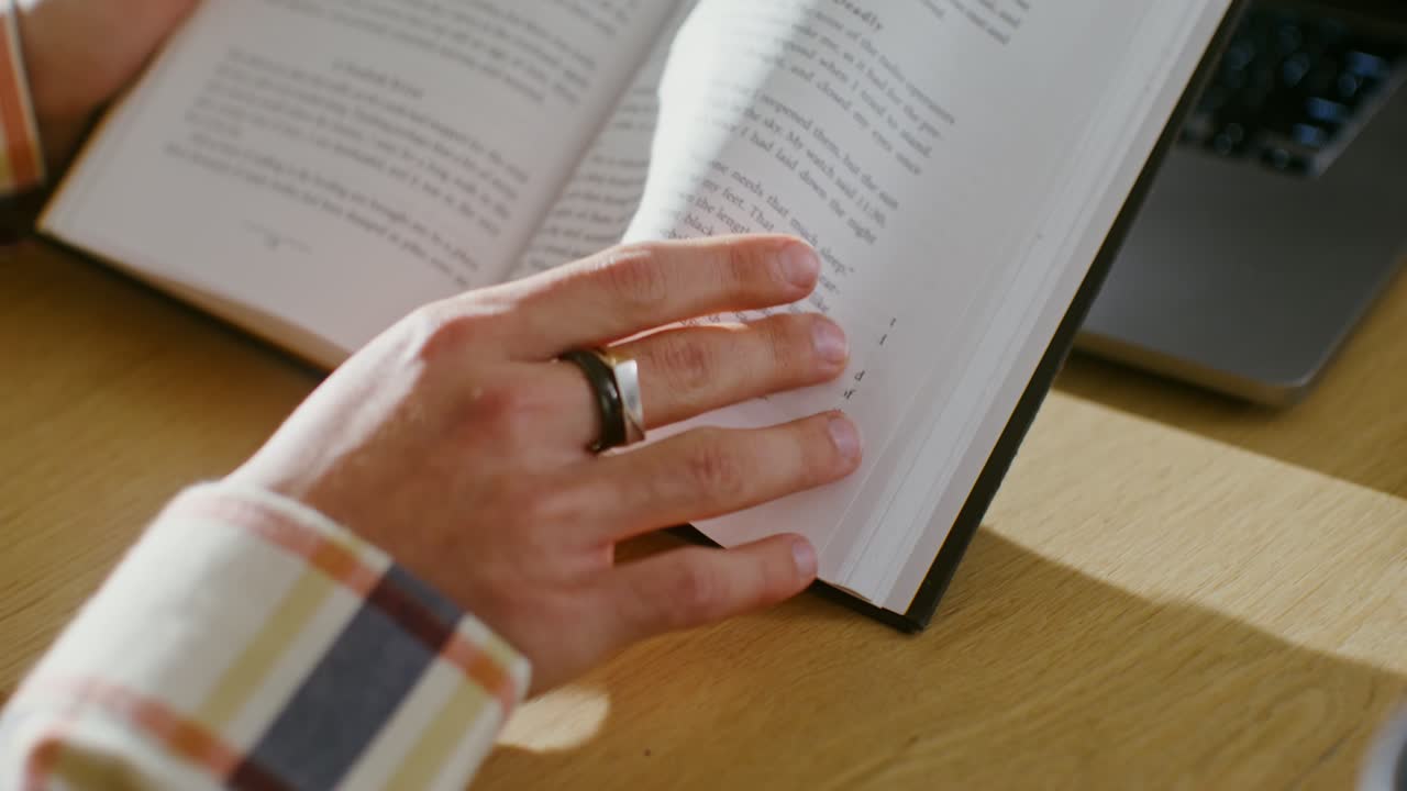 책상 에서 책 을 읽는 사람