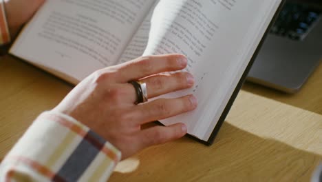 persona leyendo un libro en un escritorio