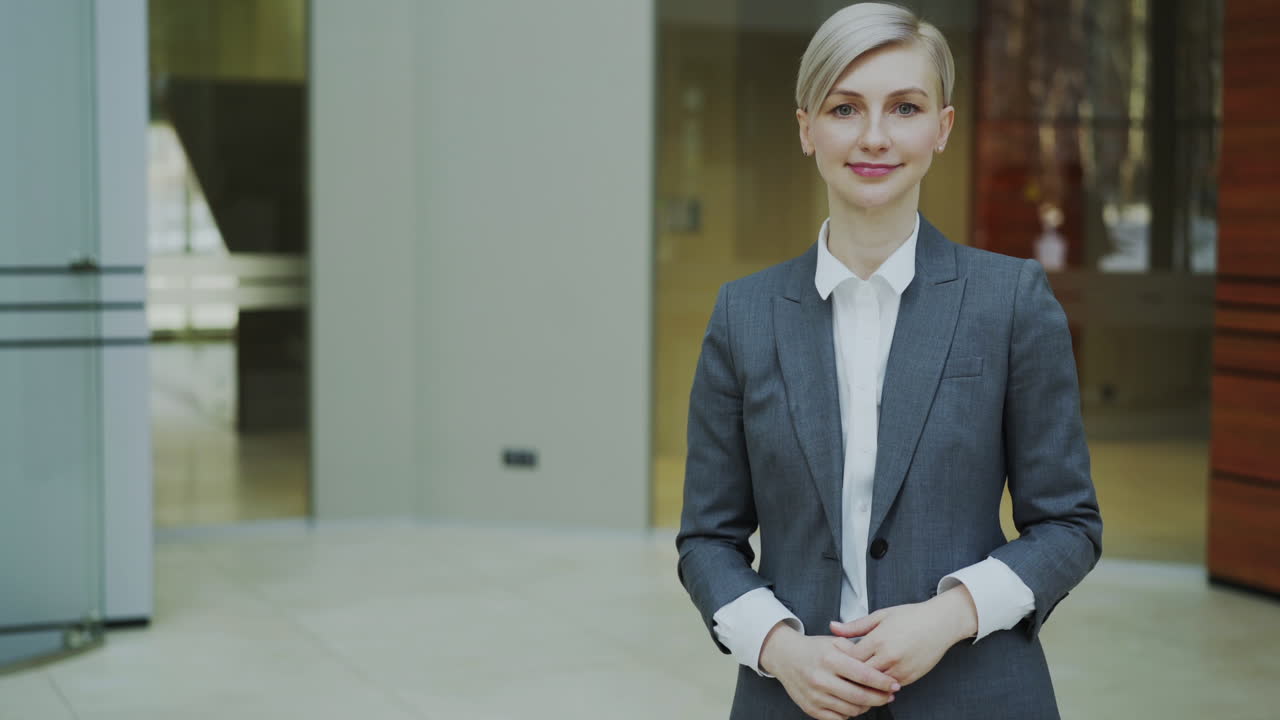 mujer de negocios en una oficina moderna