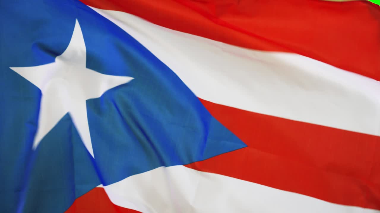 bandera nacional de puerto rico revoloteando en el estudio