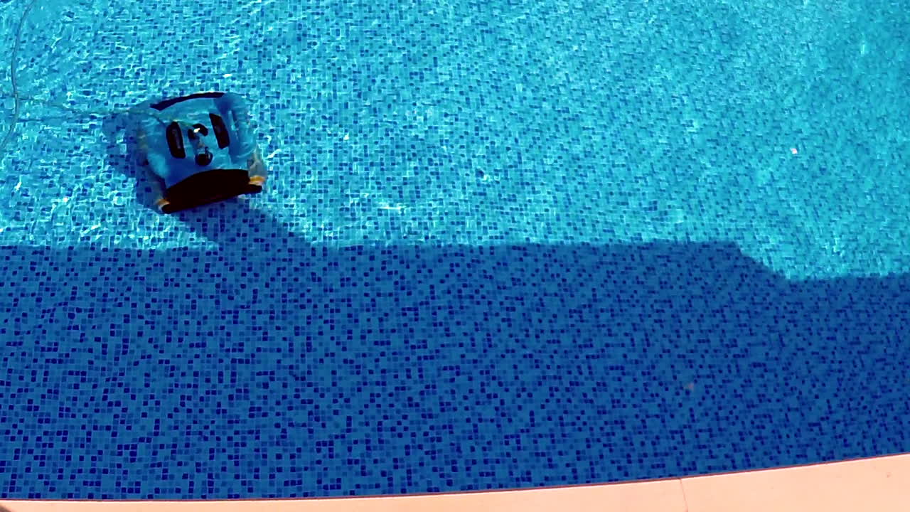 Poolrenser i aktion, kameraet var tændt i 10 minutter, reduceret til 1 minuts poolaktivitet