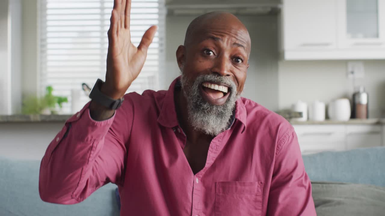 video de un feliz hombre afroamericano haciendo una videollamada