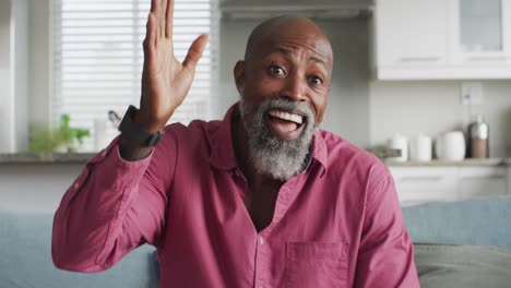 vídeo de um homem afro-americano feliz a fazer uma chamada de vídeo.