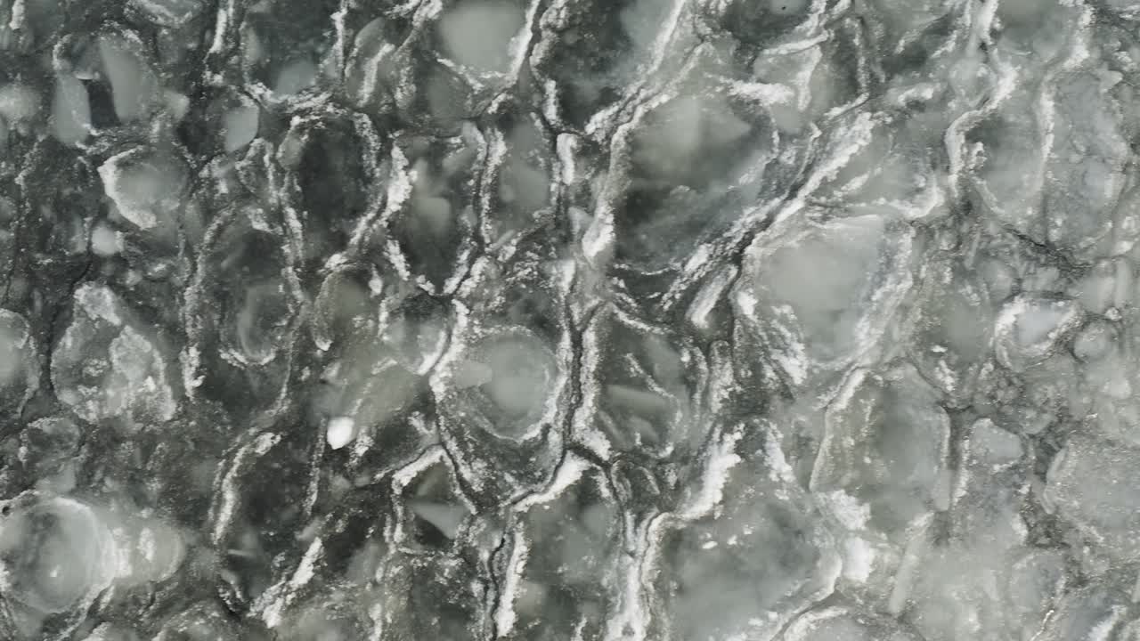 호수에 파도와 함께 얼음 시트 리플