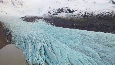 antena de un glaciar congelado por una cadena montañosa cubierta de nieve en islandia 1