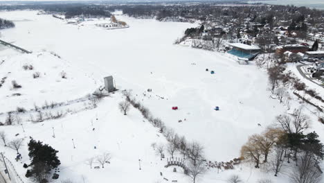 Mucha-Gente-Patinando-Sobre-Hielo-En-La-Naturaleza-En-El-Lago-Congelado