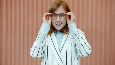 mujer con ropa de negocios