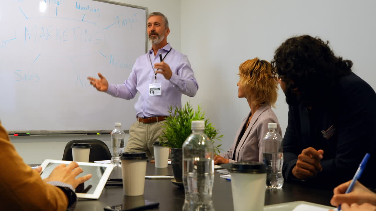 hombre de negocios dando una presentación en la sala de conferencias 4k