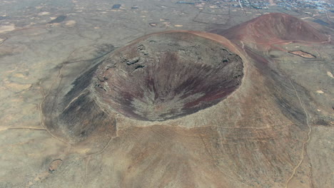 在 fuerteventura 島的 calderón hondo 火山的空中無人機關閉影片