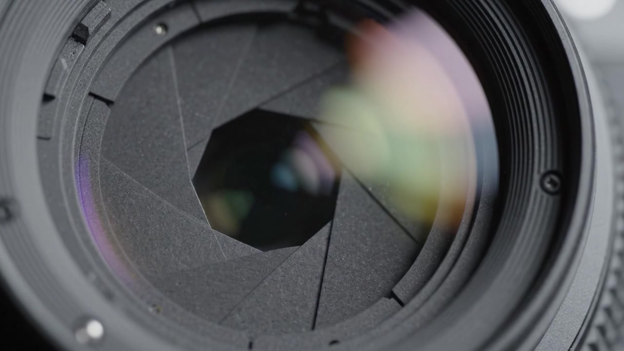 Exploración de cerca del mecanismo de apertura de un objetivo de cámara que captura luz y color a través de tecnología óptica avanzada