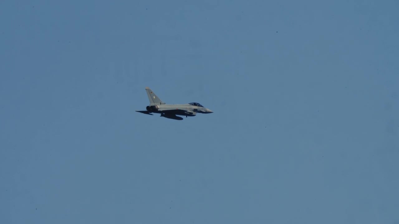 Pesawat Jet Militer Eurofighter Typhoon Terbang di Langit Biru Cerah