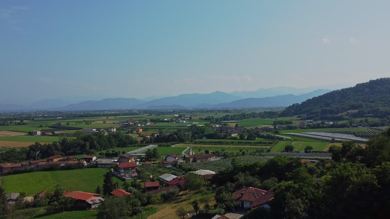 vehículos estacionados fuera del edificio