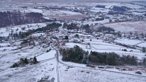parque nacional de north york moors, vuelo de drones sobre el pueblo de castleton cubierto de nieve - dji inspire 2 prores 422 finales de 2021