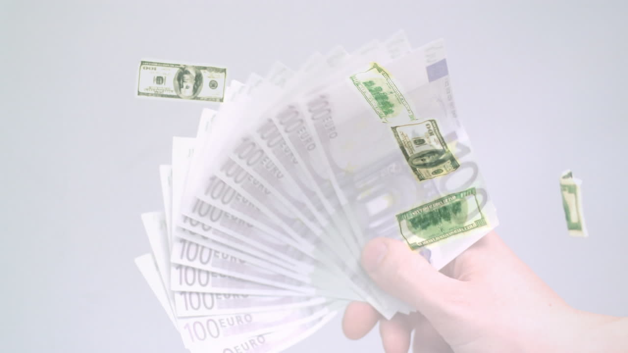 미국 달러 지폐가 손에 떨어지는 애니메이션 유로 지폐를 흔들고 있습니다.