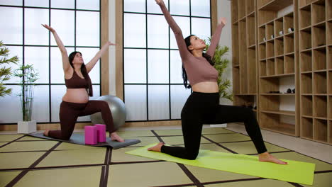 mujeres haciendo yoga en el interior