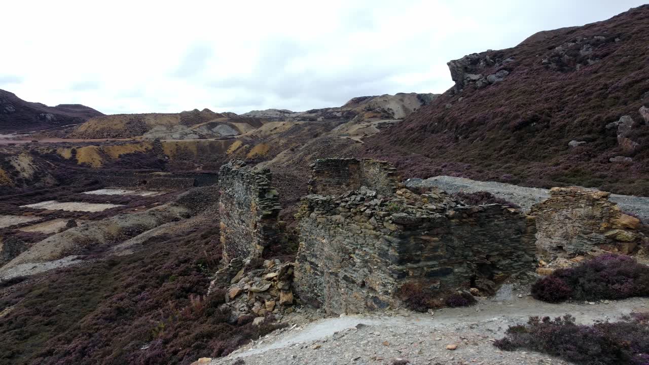 Strano paesaggio con rovine di una miniera di rame storica e abbandonata, vista aerea con movimento orbitale a sinistra