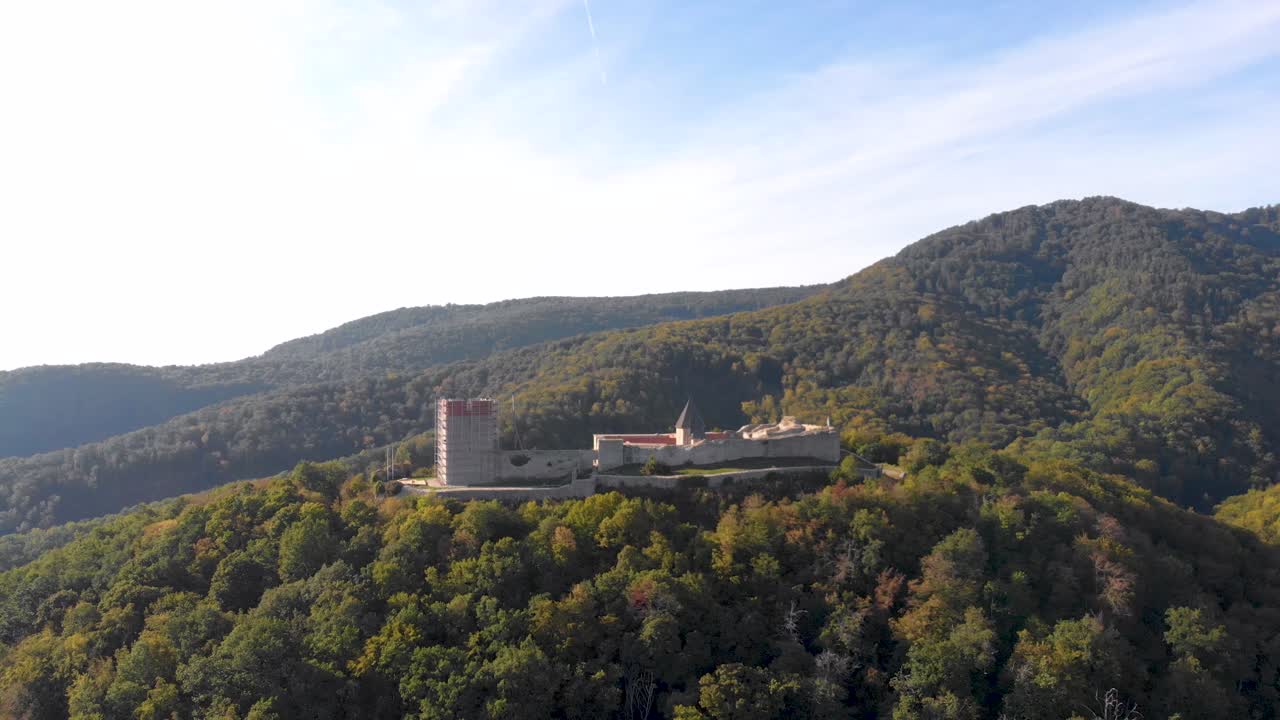 castillo fortaleza en la cima de una colina en el desierto de croacia