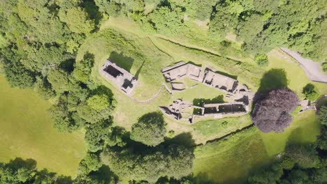 Top-down-aerial-view-of-Okehampton-Castle-ruins-in-Devon,-UK