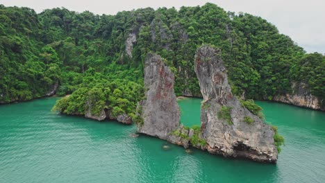 las imponentes rocas de piedra caliza de la isla de kudu en medio de un pintoresco entorno en tailandia