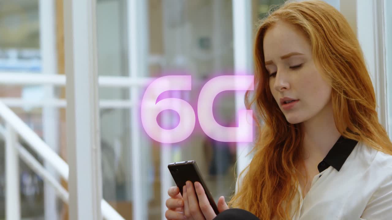 animación de texto 6g sobre mujer de negocios caucásica usando teléfono inteligente.