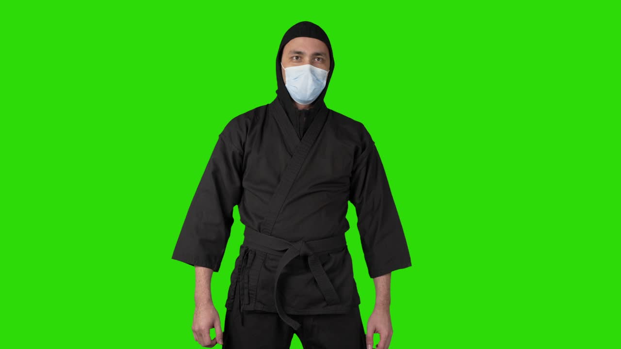 disparo de hombre en traje negro ninja en fondo aislado