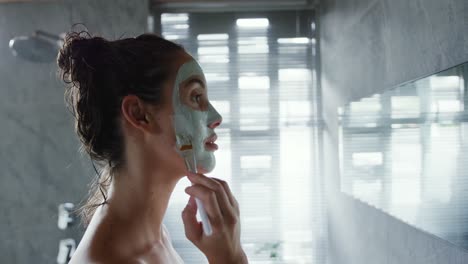 mujer joven disfrutando de su tiempo libre