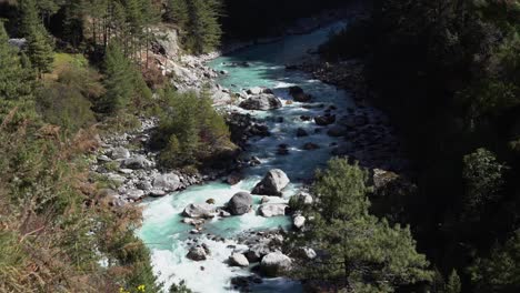 Ein-Blick-Aus-Der-Vogelperspektive-Auf-Einen-Fluss,-Der-Mit-Gletscherwasser-In-Den-Himalaya-Bergen-Von-Nepal-Fließt