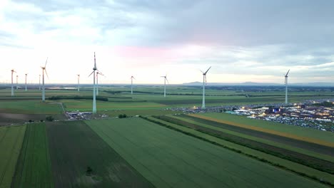 Turbinas-Eólicas-En-Campos-Verdes-Y-Festival-Anual-De-Rock-Nova-En-Nickelsdorf,-Austria---Toma-Aérea