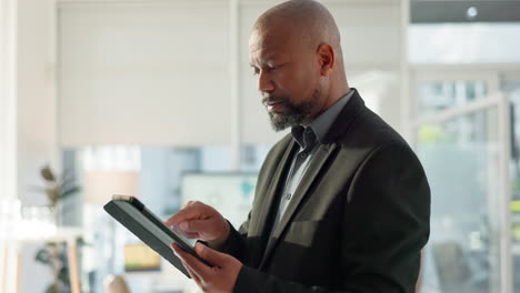 Schwarzer-Mann-Im-Büro-Mit-Tablet