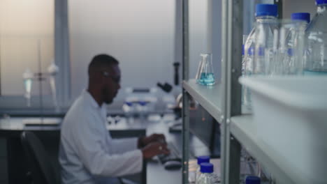 Científico trabajando en un laboratorio