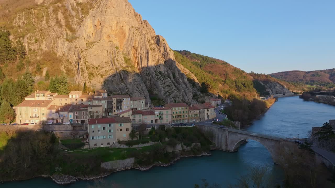 Luz del atardecer sobre los tejados y la ciudad de Sisteron en Francia