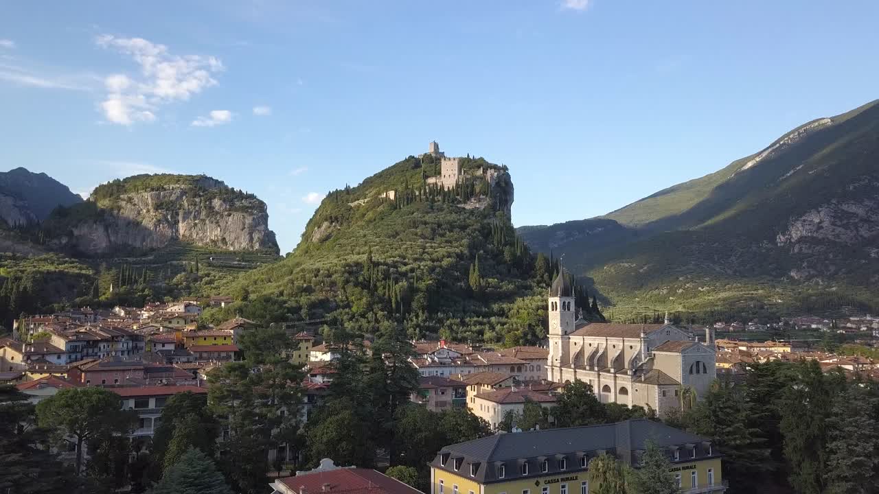 riva del garda, trentino 근처 절벽 쪽에 탑이 있는 아름다운 이탈리아 마을의 오프닝 장면