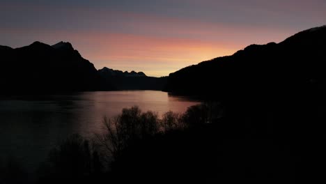 Serenidad-Crepuscular-En-Walensee,-Silueta-De-Weesen.-Suiza-Aérea