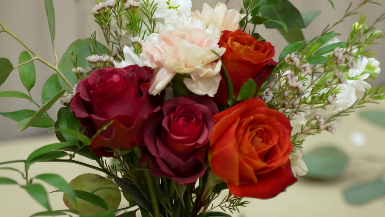 Bellissima composizione floreale di rose e garofani in un vaso - parallasse