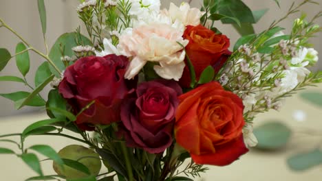 bella composizione floreale di rosa e garofano in un vaso - parallasse