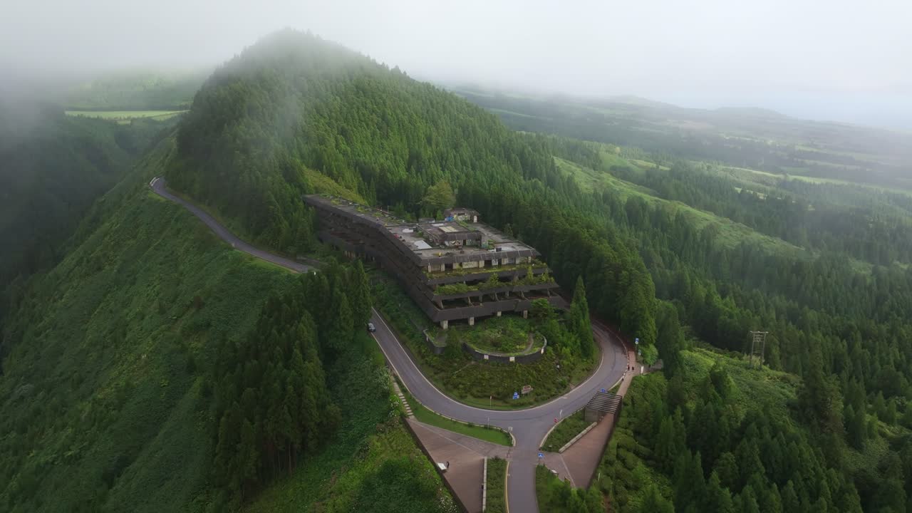 Vista aerea di un'ampia strada forestale vicino a Monte Palace a Sete Cidades, Azzorre, che sorvola un terreno insulare verde