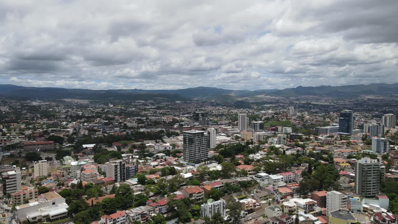 Tegucigalpa, Honduras: vista aerea della città con drone, caratterizzata da quartieri urbani densi, edifici moderni e colline circostanti nel Distrito Central, America Centrale