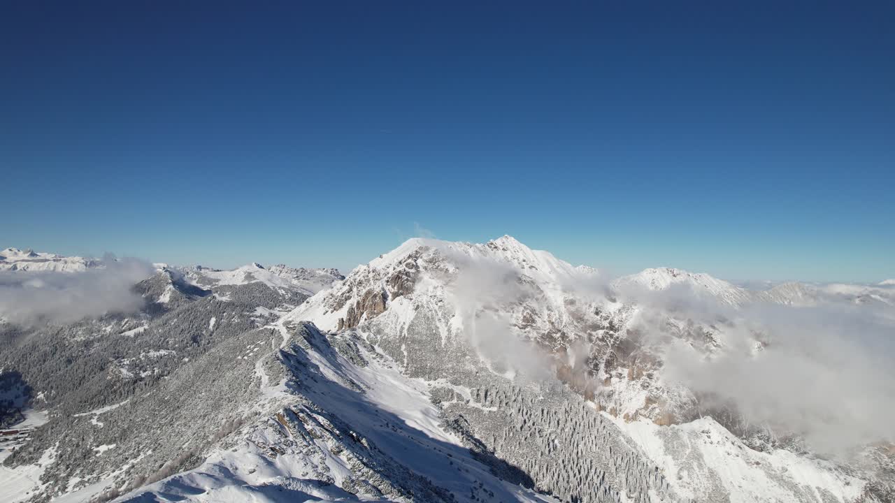 La prima neve invernale sulle splendide montagne del Liechtenstein vicino alla Svizzera