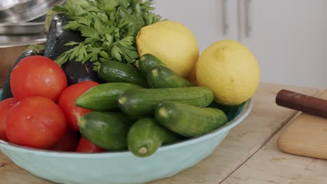 Diapositiva-De-Un-Tazón-Lleno-De-Frutas,-Con-Un-Chef-En-El-Fondo,-Filmada-A-100-Fps-2