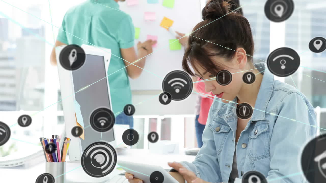 animación de la red de conexiones con iconos sobre mujer de negocios caucásica usando tableta en la oficina