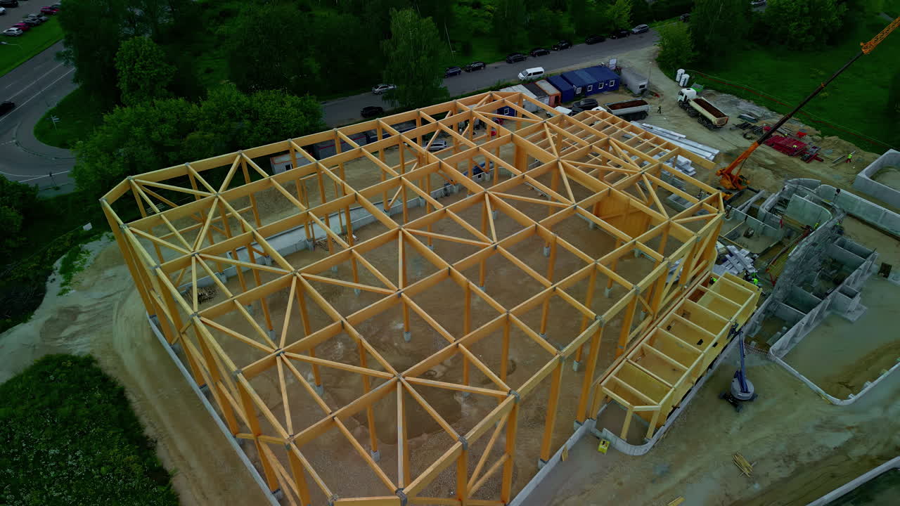 imágenes aéreas de drones se sacan para revelar la construcción de una vibrante instalación industrial amarilla